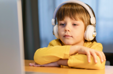 Більше половини школярів навчаються дистанційно