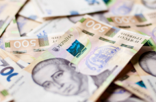 Місцеві бюджети економлять на виплатах учителям  