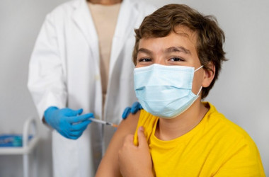 В Україні дозволили бустер проти ковіду дітям з 12 років