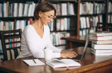 Освітнім хабам у 10 регіонах передали робоче обладнання