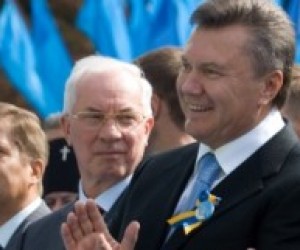 Янукович і Азаров привітали українців з Днем знань