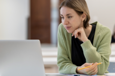 Українським вчителям передали ще 7 тисяч ноутбуків