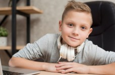 Дорослі та діти можуть вчитись з українськомовним каналом