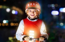 Світловідбивні елементи у темний час доби: безпека на дорозі