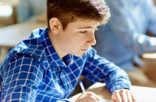 Паузи у навчанні школи компенсують домашніми завданнями