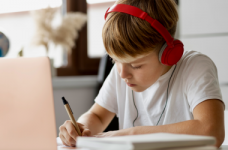 Як отримати українську освіту школярам за кордоном