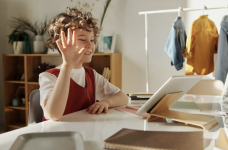 Діти за кордоном вчитимуться онлайн у визначених школах