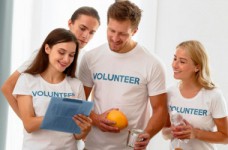 Учителям пропонують провести уроки волонтерства