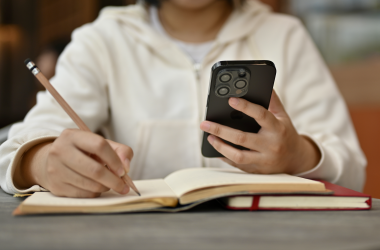 МОН не забороняло використання телефонів у школах