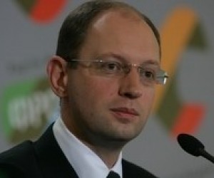 Держава не має права випускати безробітних за бюджетні гроші, - А.Яценюк