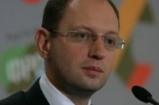 Держава не має права випускати безробітних за бюджетні гроші, - А.Яценюк