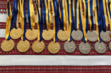 Золоті та срібні медалі як моральний стимул випускників