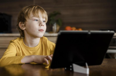 Японія передала техніку для цифрових освітніх центрів