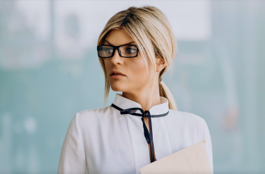 За яких умов атестаційна комісія може позбавити вчителя категорії?