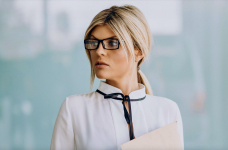 За яких умов атестаційна комісія може позбавити вчителя категорії?