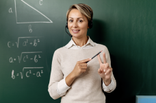 Чому випускники педагогічних вишів не йдуть працювати до школи?