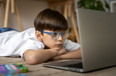 Українські школярі отримають 5 тисяч ноутбуків від уряду ОАЕ