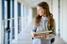 МОН планує надавати школам за кордоном свій контент і наратив