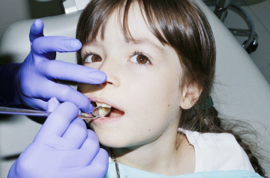 Як правильно навчити дитину чистити зуби: поради стоматолога