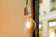 У МОН заявили, що вже половина шкіл може забезпечити себе електрикою