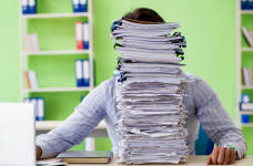 МОН має намір заборонити всі види запитів до шкіл