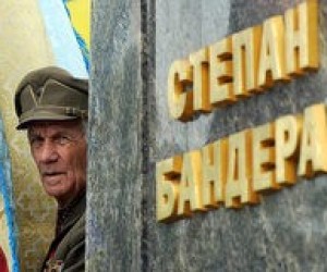 У Львові портрети Бандери та Шухевича подарують кожній школі