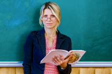 МОН просить учителів повідомляти про відсутність або скорочення доплат