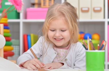 Весняний декор: шаблони малюнків для оформлення вікон, дверей, дошки