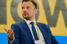 ЄС вважатиме дискрімінацією пряму заборону російської в освітньому середовищі, – Бабак