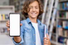 Освітній омбудсмен просить відмовитися від практики шкільних фотозвітів