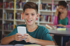 Забороняти учням смартфони недоречно через невизначеність закону, – омбудсмен