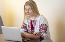 Учителів української мови та літератури запрошують на вебінар