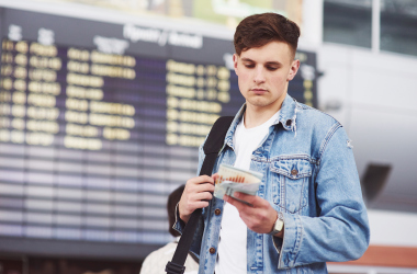 Зеленський пропонує підвищити віковий ценз для виїзду за кордон