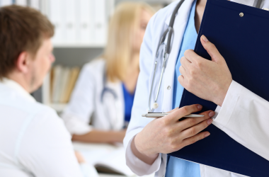 Учителі не мають оплачувати медогляди за власний кошт, – омбудсмен