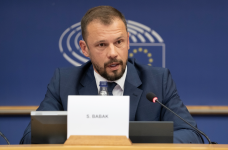 Голова комітету ВР попросив у Європарламенту кошти на зарплати вчителів