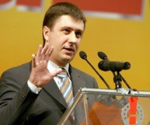 "За Україну!" знову вимагає звільнити міністра освіти Дмитра Табачника