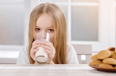 Чому безлактозне молоко стає популярним у шкільному харчуванні