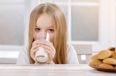 Чому безлактозне молоко стає популярним у шкільному харчуванні