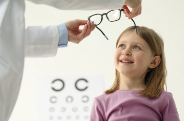 Як гаджети "крадуть" зір у наших дітей: що потрібно знати батькам