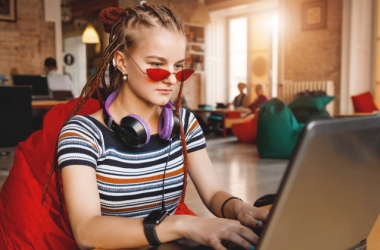 Як підлітки вчать одне одного безпечно користуватись інтернетом